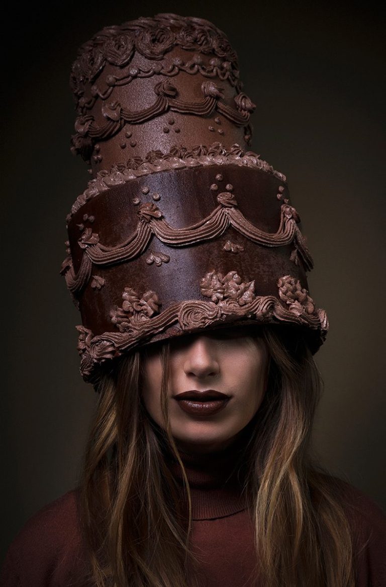 Chocolade Cake Fine art portret van een langharige brunette getooid met een in barokstijl gedecoreerde hoge chocolade taart